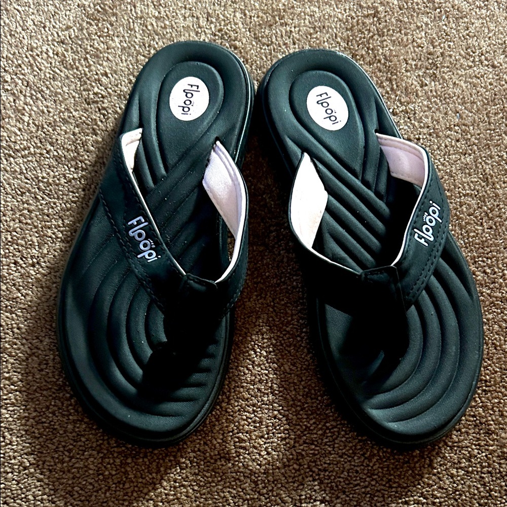 NWOT Floopi Black and Pink Sandals